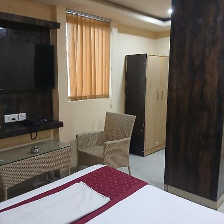 Blossoms Room Holiday Inn- Lakdikapul Hyderabad Bagian luar foto