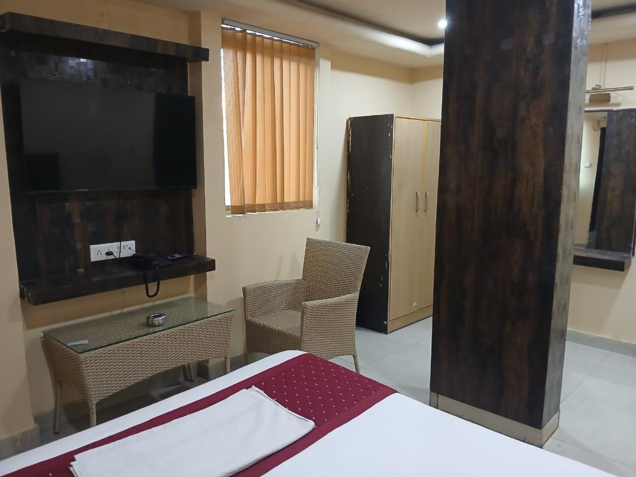 Blossoms Room Holiday Inn- Lakdikapul Hyderabad Bagian luar foto