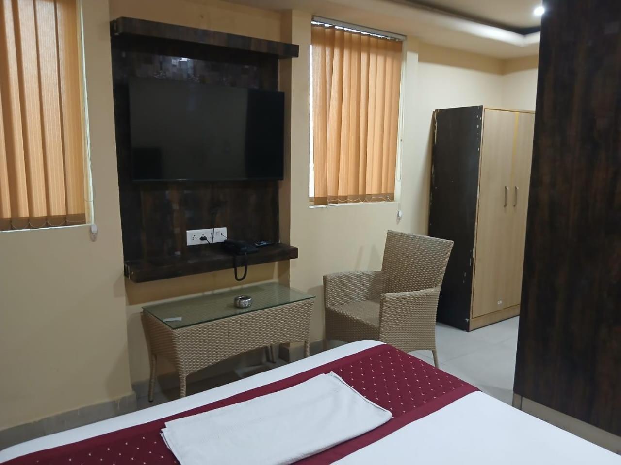Blossoms Room Holiday Inn- Lakdikapul Hyderabad Bagian luar foto