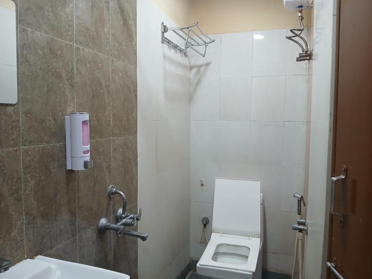 Blossoms Room Holiday Inn- Lakdikapul Hyderabad Bagian luar foto