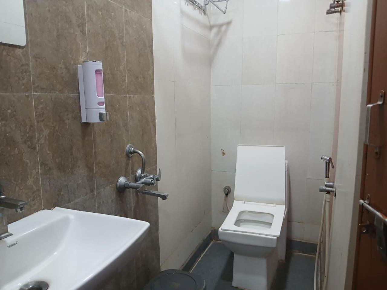 Blossoms Room Holiday Inn- Lakdikapul Hyderabad Bagian luar foto