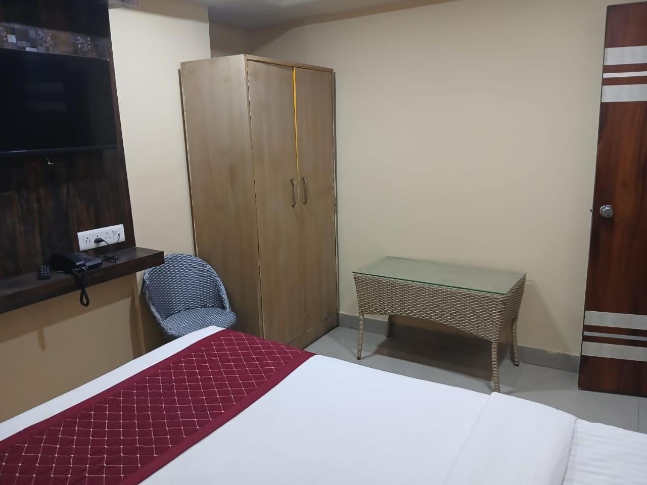 Blossoms Room Holiday Inn- Lakdikapul Hyderabad Bagian luar foto