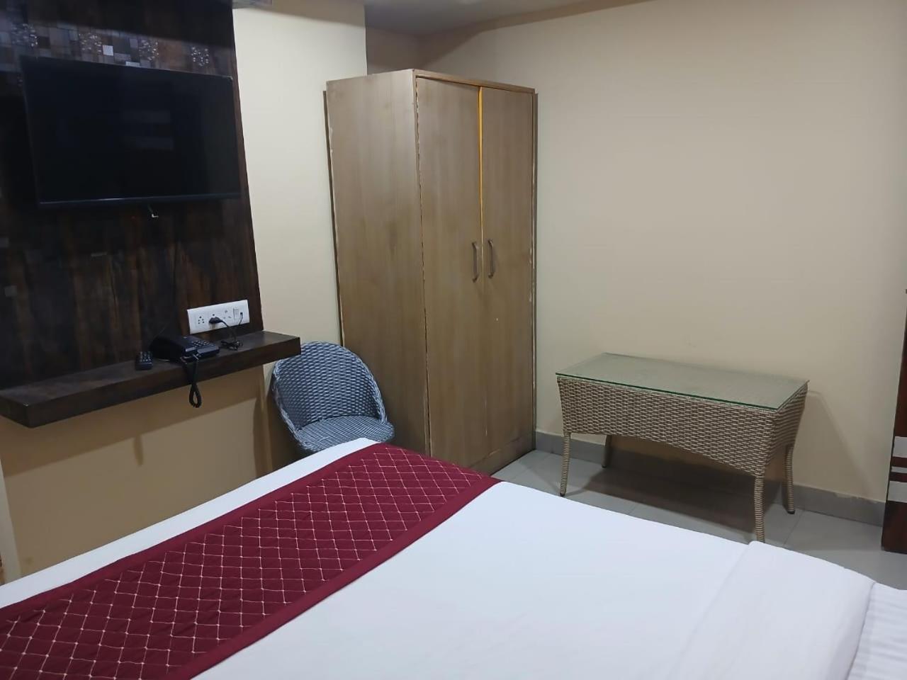 Blossoms Room Holiday Inn- Lakdikapul Hyderabad Bagian luar foto