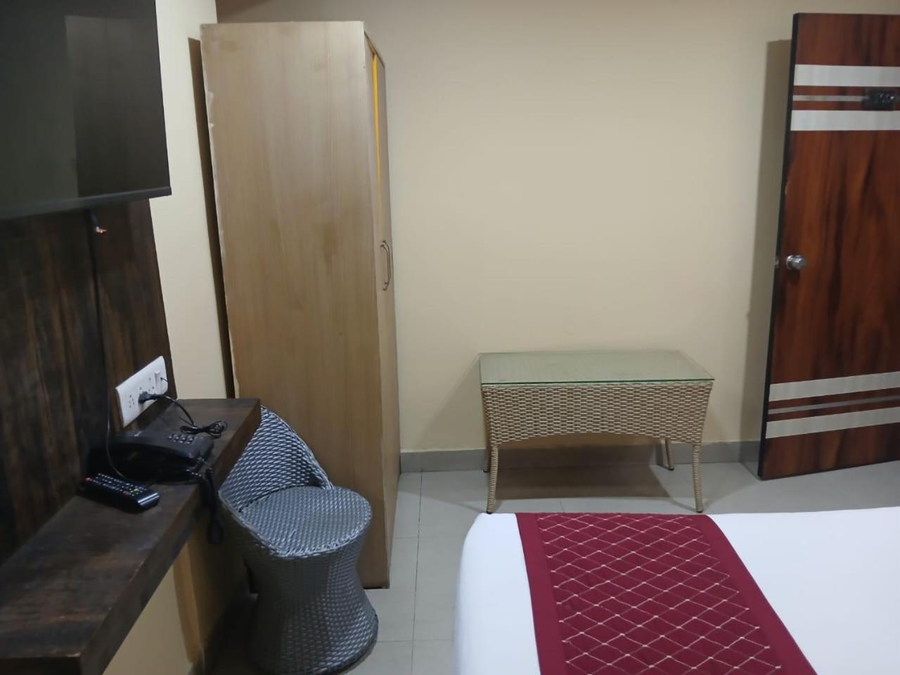 Blossoms Room Holiday Inn- Lakdikapul Hyderabad Bagian luar foto