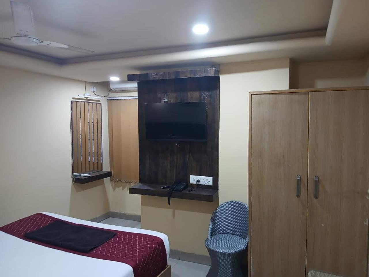 Blossoms Room Holiday Inn- Lakdikapul Hyderabad Bagian luar foto